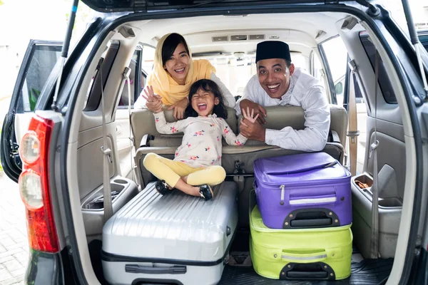 穆斯林家庭与手提箱旅行 — 图库照片