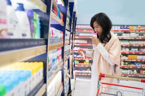 Mulher no supermercado — Fotografia de Stock