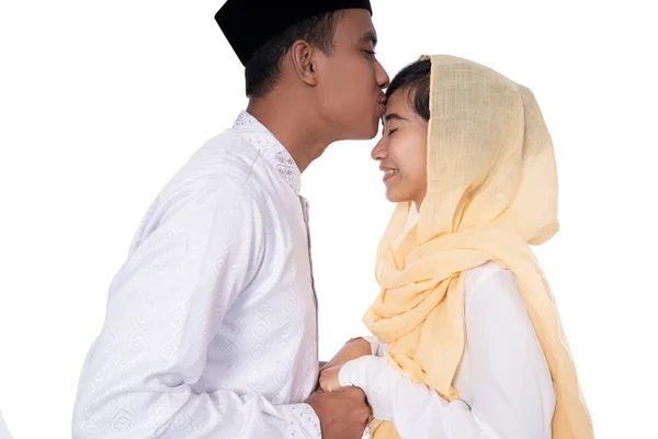 Muslim asian people forgiving kissing — Stock Photo, Image