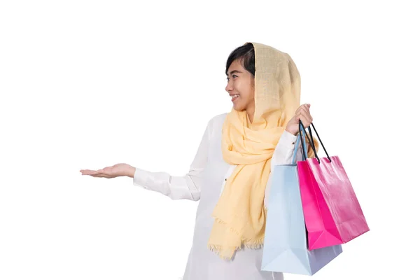 Muslim asian woman presenting with shopping bag — Stock Photo, Image