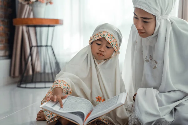 Parent musulman et fille lecture corran — Photo