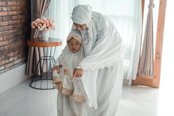 Mãe ensinar sua filhinha a rezar — Fotografia de Stock