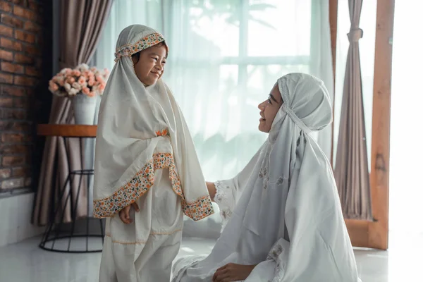 Мусульманская мать и ребенок с шарфом для молитвы — стоковое фото