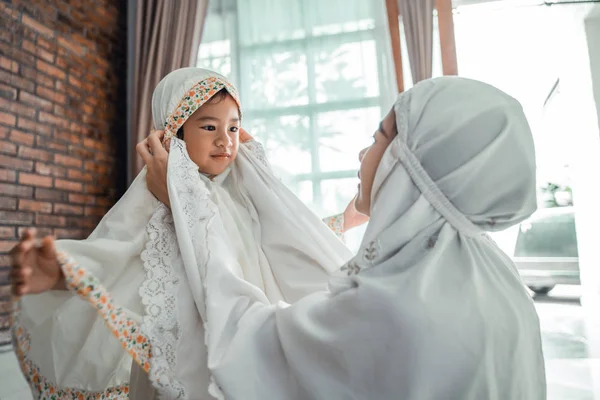 Mãe muçulmana e criança com cachecol para rezar — Fotografia de Stock