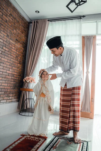 Vader leert haar peuter te bidden — Stockfoto