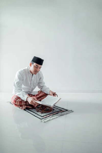 Muslimischer asiatischer Mann betet zu Gott — Stockfoto