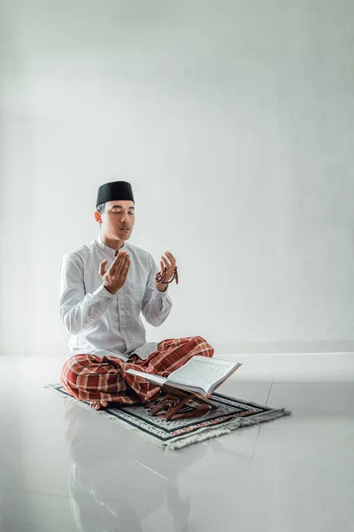 Muzułmański Asian człowiek modląc się do Boga — Zdjęcie stockowe