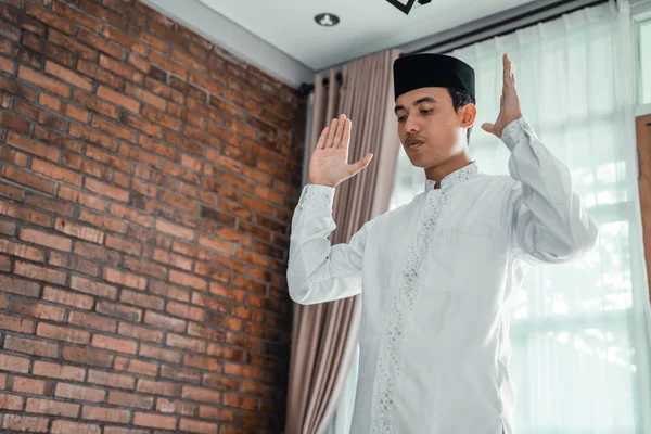 Muslim asian man praying to god — Stock Photo, Image