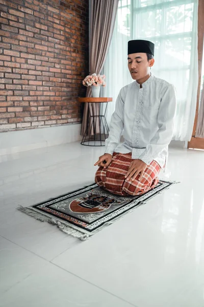 Muçulmano asiático homem orando para deus — Fotografia de Stock