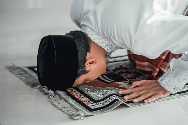 Muslimský asijský muž modlící se k Bohu — Stock fotografie