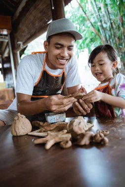 Kil yapımı çömlekçilik ile çalışan çocuk