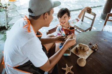 Kil yapımı çömlekçilik ile çalışan çocuk