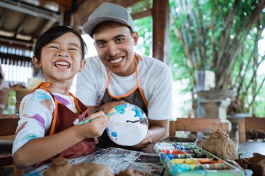 seramik atölyesinde seramik çömlek boyama 