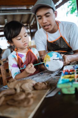 seramik atölyesinde seramik çömlek boyama 