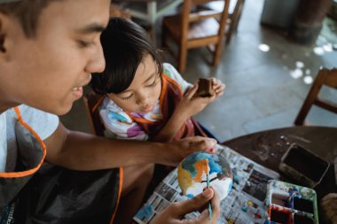 seramik atölyesinde seramik çömlek boyama 