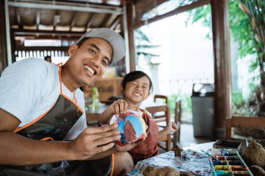 seramik atölyesinde seramik çömlek boyama 