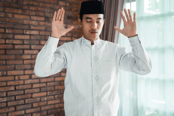 Asiatico musulmano uomo solat e takbir — Foto Stock
