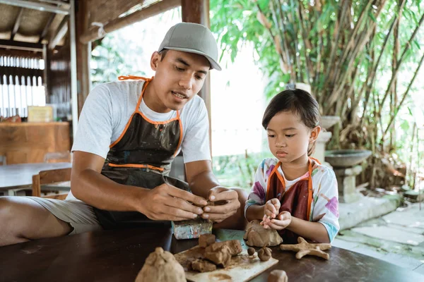 Asiático padre y hija trabajando con arcilla — Foto de Stock