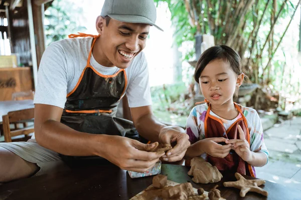 Niño trabajando con arcilla haciendo cerámica — Foto de Stock