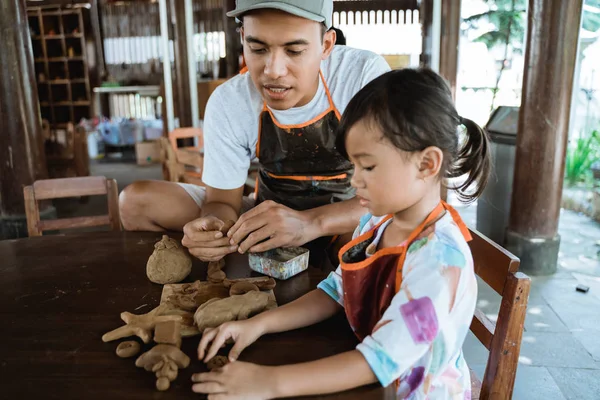 Enfant travaillant avec de l'argile pour fabriquer des poteries — Photo