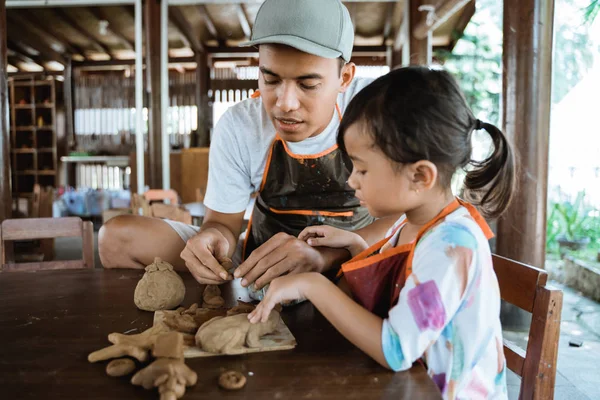 Asiatiska far och dotter som arbetar med Clay — Stockfoto