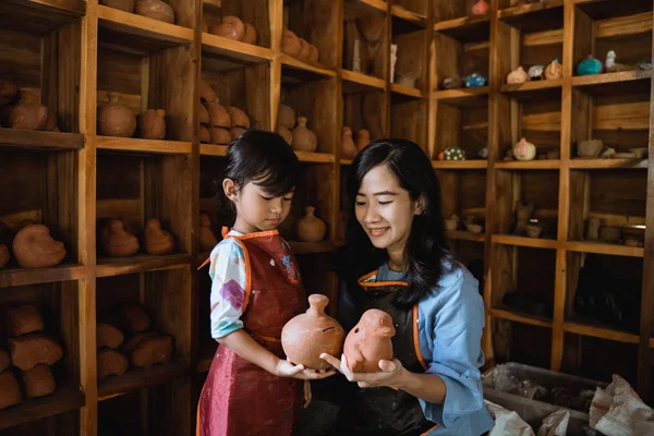 Taller de cerámica madre e hija —  Fotos de Stock