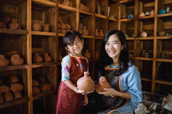 Taller de cerámica madre e hija —  Fotos de Stock