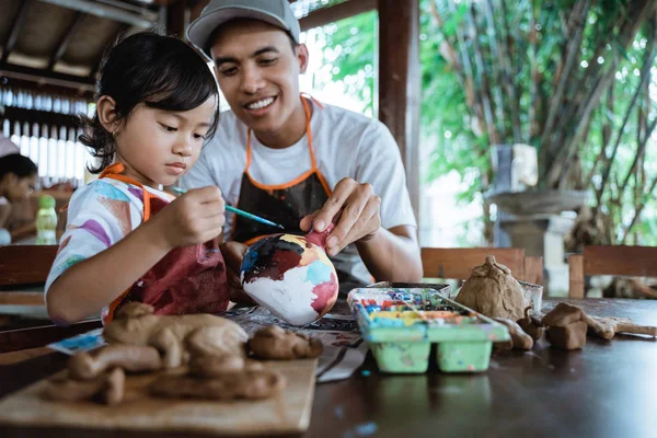 Padre e hijo pintando artículos de cerámica — Foto de Stock