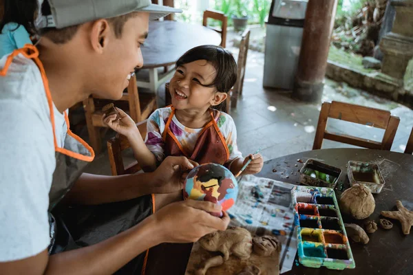 Pintura maceta de cerámica en taller de cerámica — Foto de Stock