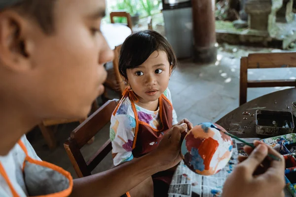 Padre e hijo pintando artículos de cerámica — Foto de Stock