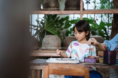 beyaz kumaş üzerinde çocuk boyama