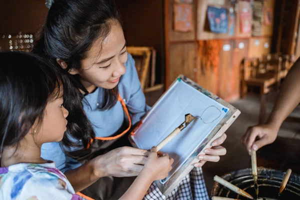 Ibu dan anak asia membuat pola batik — Stok Foto