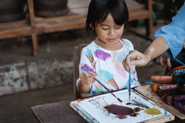 Pintura infantil sobre tela blanca —  Fotos de Stock