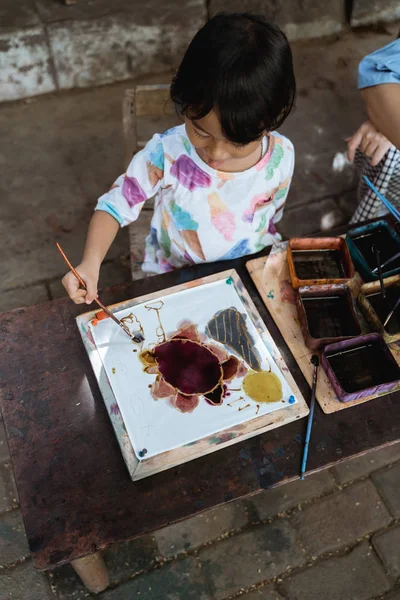 Pintura infantil sobre tela blanca — Foto de Stock