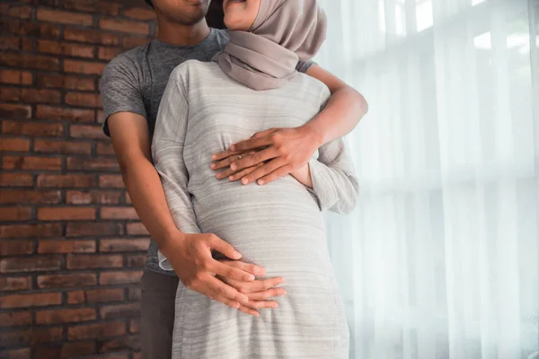 Gravidez mulher muçulmana com marido — Fotografia de Stock