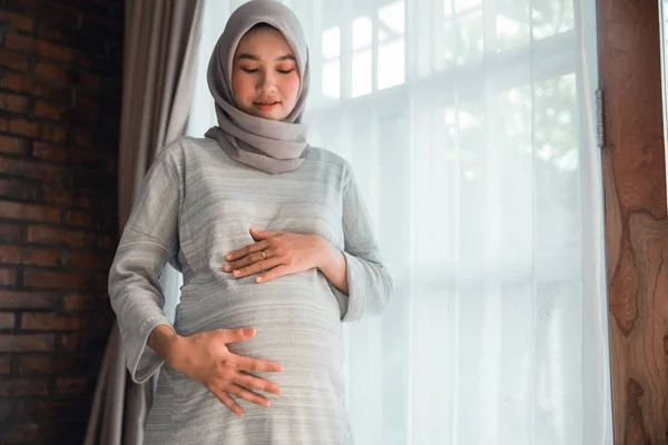 Bela asiática mulher grávida vestindo hijab — Fotografia de Stock