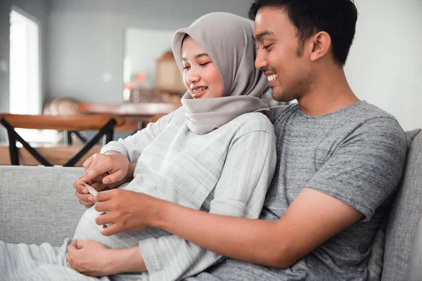 Pareja mirando imágenes de ultrasonido — Foto de Stock