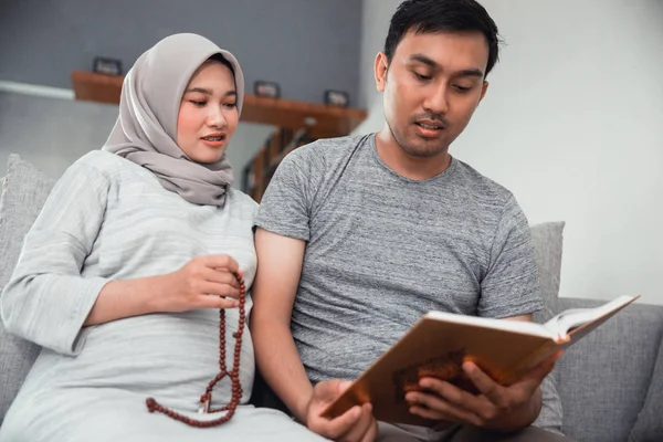 Couple pregnant read quran — Stock Photo, Image