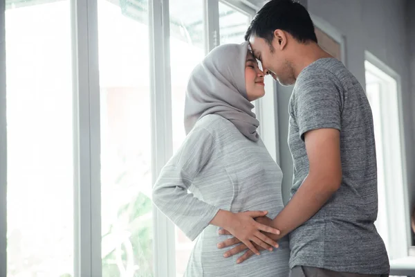 穆斯林孕妇与她的丈夫 — 图库照片