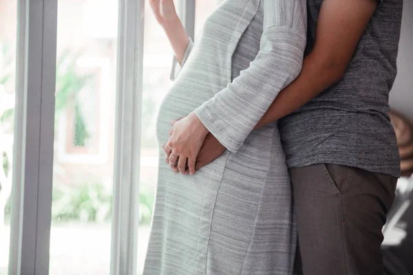 La celebración de marido y mujer vientre embarazada — Foto de Stock