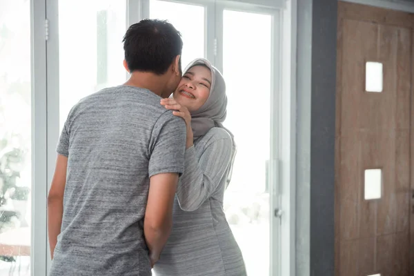 Муж и жена мусульмане целуются — стоковое фото