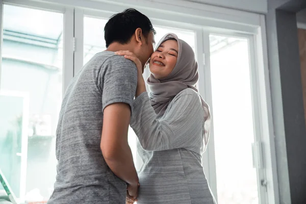 Чоловік і дружина мусульмани цілуються один з одним — стокове фото