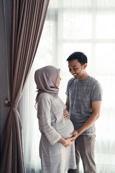 Muslim pregnant woman with her husband — Stock Photo, Image