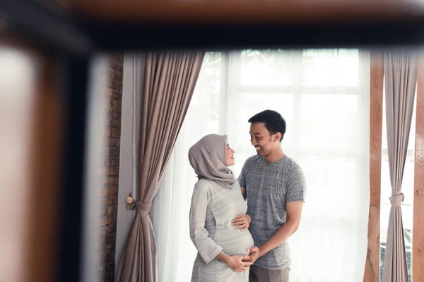 Muslim pregnant woman with her husband — Stock Photo, Image