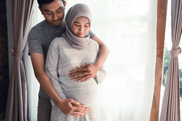Zwangerschap moslim vrouw met man — Stockfoto