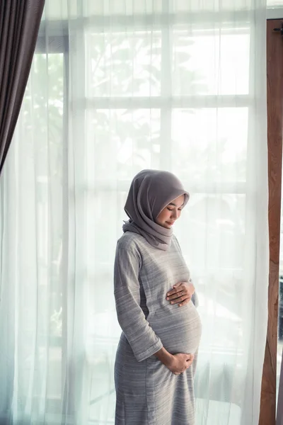 Bela asiática mulher grávida vestindo hijab — Fotografia de Stock