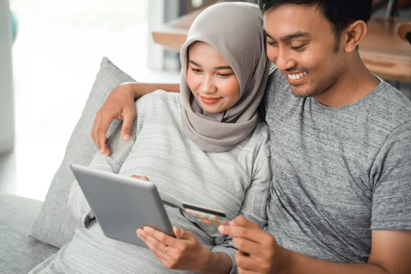 Muzułmańskich para kupować i robić płatności za pomocą karty kredytowej — Zdjęcie stockowe