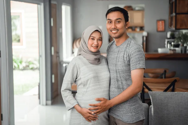 Мусульманская беременная женщина с мужем — стоковое фото