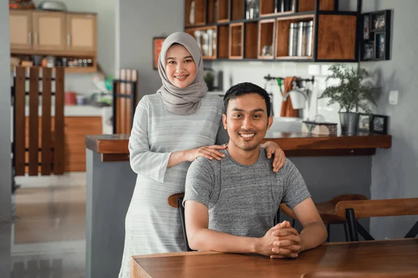 Pasangan muslim duduk di ruang makan bersama-sama — Stok Foto