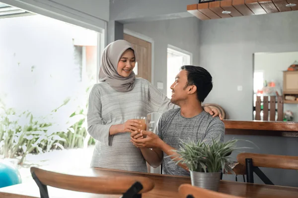 아시아 무슬림 여자 제공 약 음료 에 그녀의 남편 — 스톡 사진
